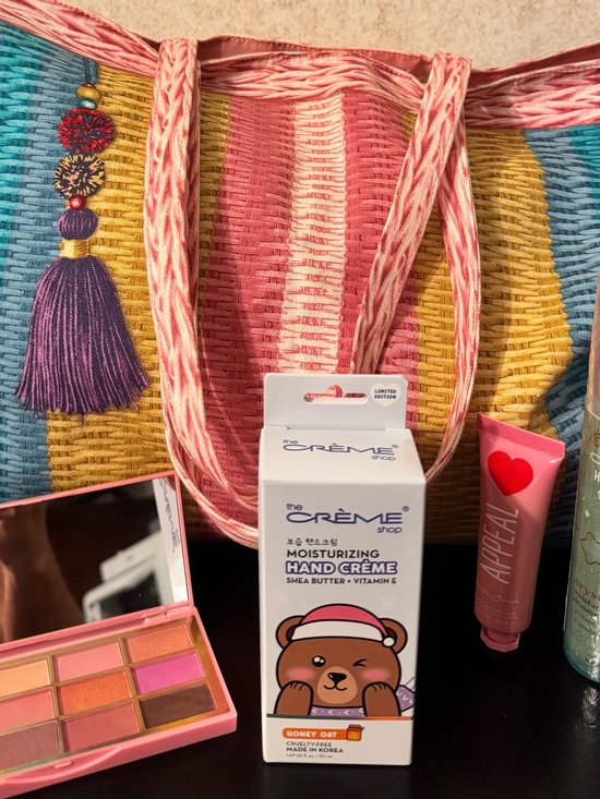 Handbags - Cute Bundle deal. Bag plus more.